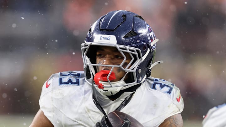 Tennessee Titans linebacker Cedric Gray runs with the ball after recovering a fumble