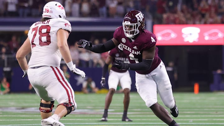 September 24, 2022: Texas A&M Aggie defensive lineman Shemar Stewart (4) rushes against Arkansas Razorback offensive lineman Dalton Wagner (78) during the Southwest Classic played between the Arkansas Razorbacks and the Texas A&M Aggies at AT&T Stadium in Arlington, Texas. 
