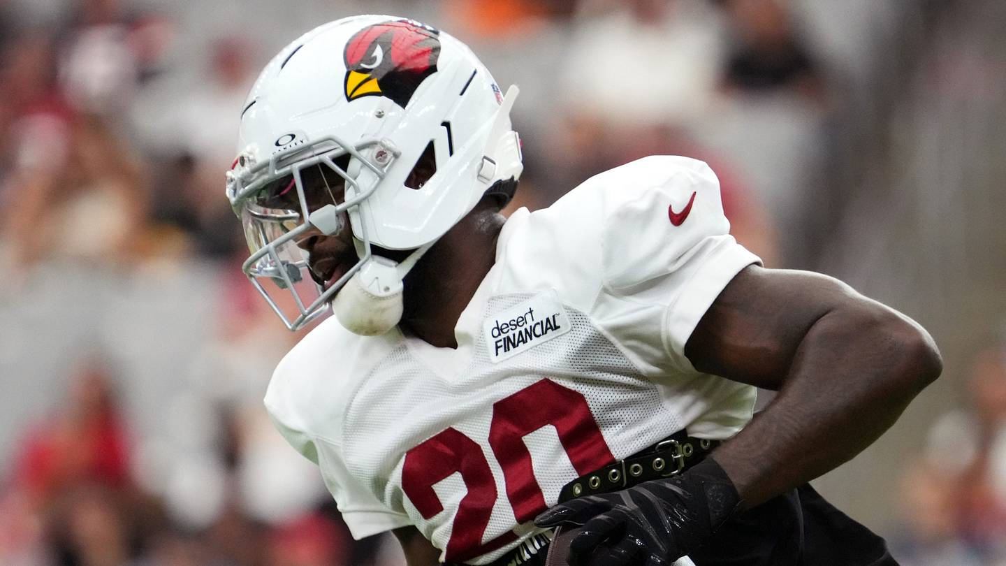 Giocatori del Arizona Cardinals durante le taglie del roster, con alcuni che si aggiungono e altri che vanno via