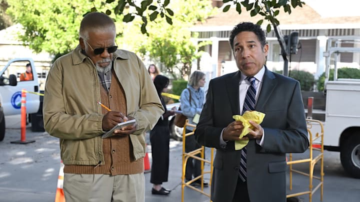 THE PAPER -- Episode 108 -- Pictured: (l-r) Duane Shepard Sr. as Barry, Oscar Nunez as Oscar 