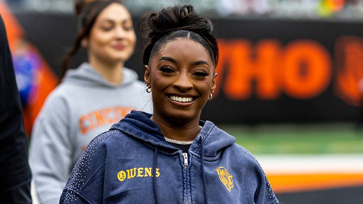 November 02, 2025: American gymnast Simone Biles during pregame of NFL, American Football Herren, USA game action between the Chicago Bears and the Cincinnati Bengals at Paycor Stadium in Cincinnati, Ohio. November 02, 2025: American gymnast Simone Biles during pregame of NFL, American Football Herren, USA game action between the Chicago Bears and the Cincinnati Bengals at Paycor Stadium in Cincinnati, Ohio.