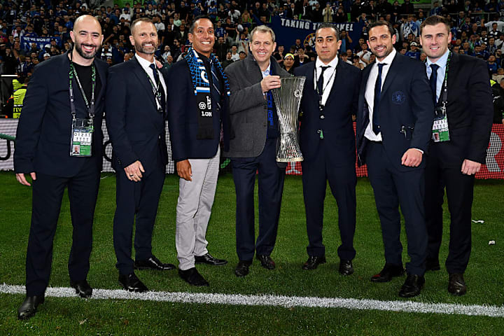 切尔西联合老板何塞·费利西亚诺（左起第三位）与托德·博利（中）之间的竞争正在酝酿之中。