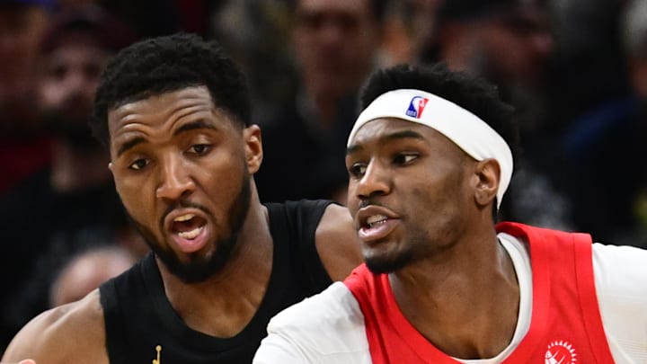 Toronto Raptors guard Ja'Kobe Walter drives to the basket against Cleveland Cavaliers guard Donovan Mitchell.