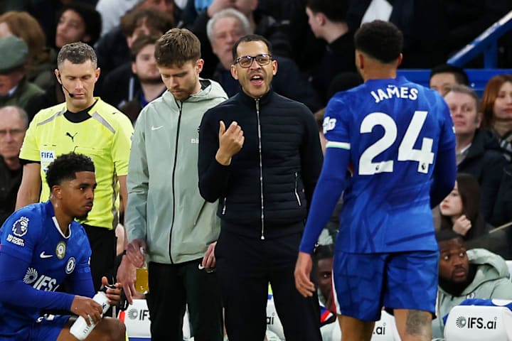 เลียม โรเซนิออร์ ให้คำแนะนำแก่กัปตันเชลซี รีซ เจมส์