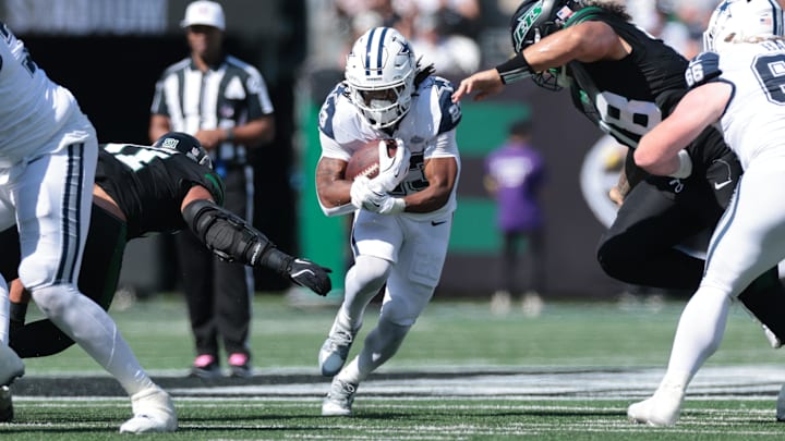 Dallas Cowboys running back Jaydon Blue carries the ball against the New York Jets.