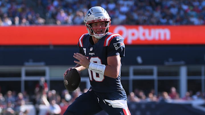 Sep 28, 2025; Foxborough, Massachusetts, USA; New England Patriots quarterback Drake Maye (10) rolls out of the pocket during the second half against the Carolina Panthers at Gillette Stadium. Mandatory Credit: Bob DeChiara-Imagn Images Sep 28, 2025; Foxborough, Massachusetts, USA; New England Patriots quarterback Drake Maye (10) rolls out of the pocket during the second half against the Carolina Panthers at Gillette Stadium. Mandatory Credit: Bob DeChiara-Imagn Images