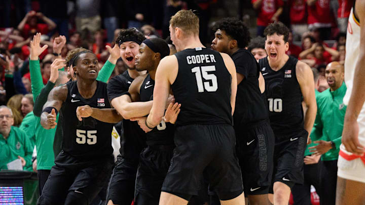 Michigan State Spartans guard Tre Holloman (5) celebrates with teammates 