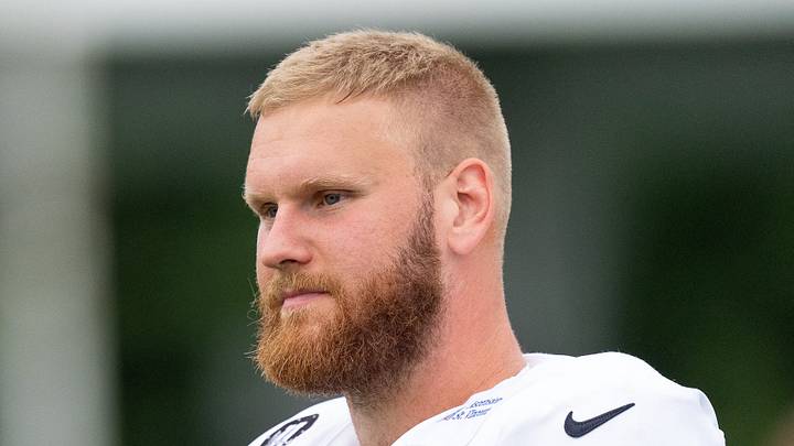 Indianapolis Colts offensive tackle Braden Smith warms up