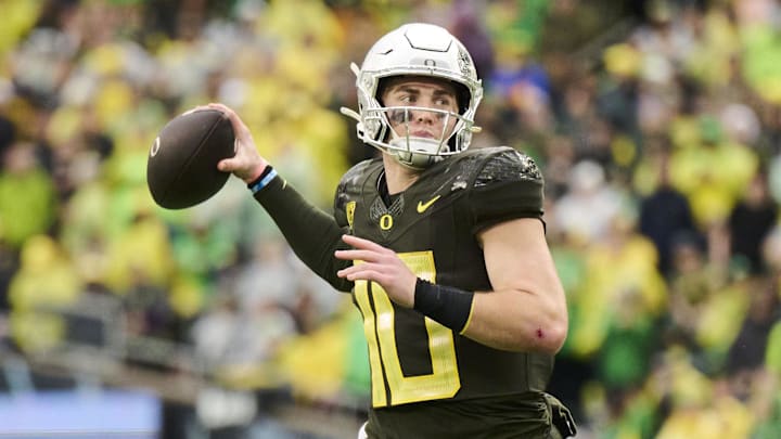 Oregon Ducks quarterback Bo Nix