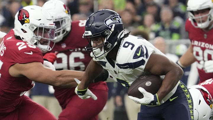 Seattle Seahawks running back Kenneth Walker III (9) breaks away from Arizona Cardinals linebacker Zaven Collins (25) during the second quarter at State Farm Stadium in Glendale on Jan. 7, 2024.