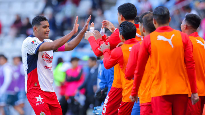 'Tiba' Sepúlveda festeja con sus compañeros de la banca el segundo tanto rojiblanco