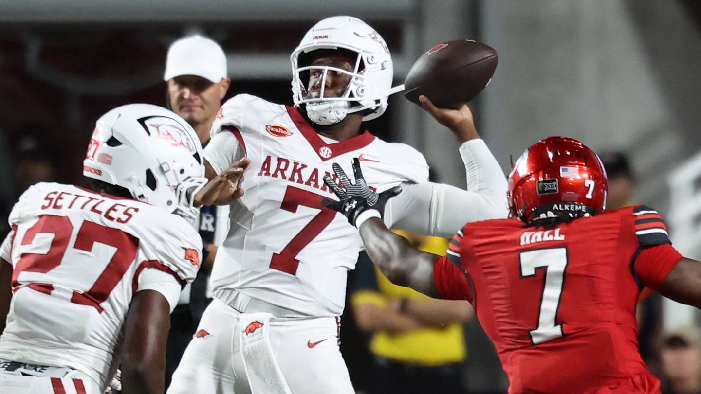 Arkansas Faces No. 15 Tennessee in Fayetteville Amid SEC Losing Streak