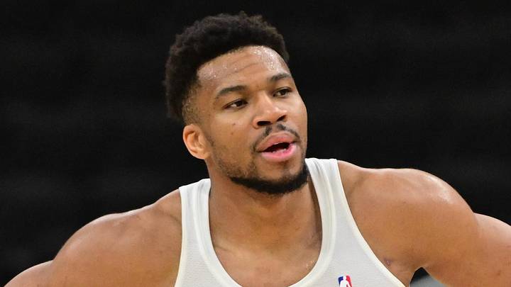 Milwaukee Bucks forward Giannis Antetokounmpo (34).
