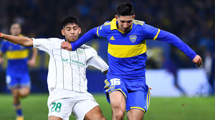 Aaron Molina lucha y conduce el balón.
