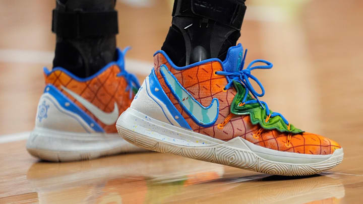 Toronto Raptors guard Scottie Barnes wears the Nike Kyrie 5 "SpongeBob Pineapple House" colorway. Toronto Raptors guard Scottie Barnes wears the Nike Kyrie 5 "SpongeBob Pineapple House" colorway.