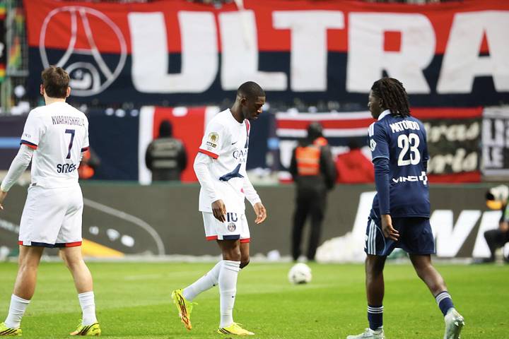 Ousmane Dembélé walking off the pitch. อุสมาน เดมเบเล เดินออกจากสนาม