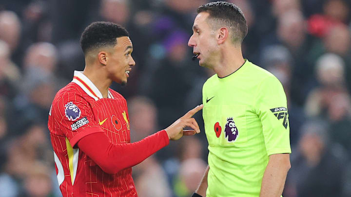 David Coote qui arbitre Liverpool - Aston Villa