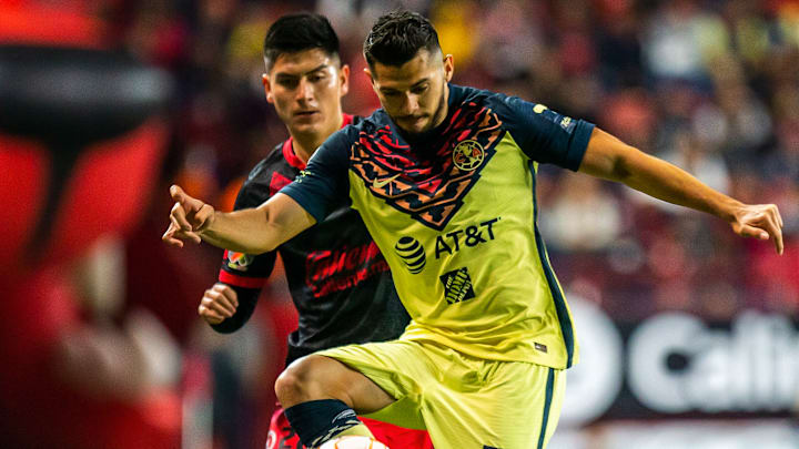 Vladimir Loroña de Xolos (hoy en Tigres) y Henry Martín del América durante el Grita México 2022.