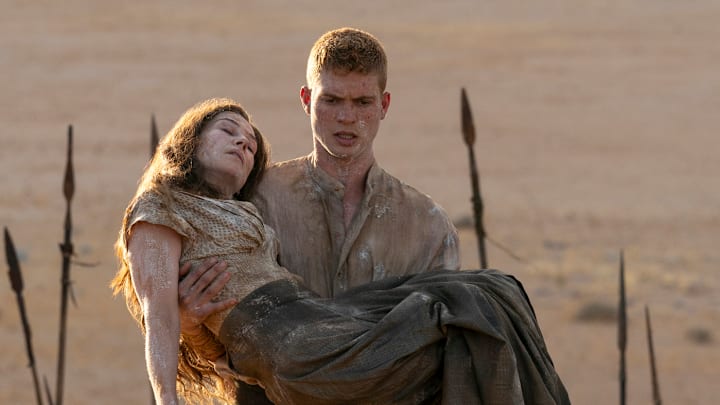 Rosamund Pike (Moiraine Damodred), Josha Stradowski (Rand al’Thor) in The Wheel of Time season 3. 