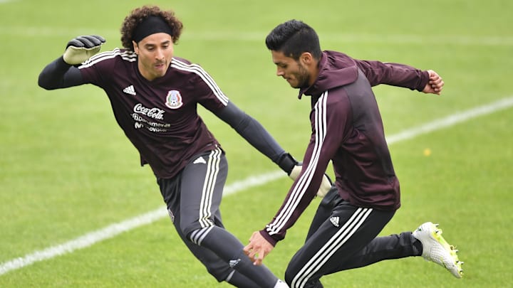 Guillermo Ochoa ha salido en defensa de Raúl Jiménez tras las críticas que ha recibido por parte de prensa y aficionados.