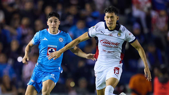 Jesús Orozco Chiquete (right) will join Cruz Azul for the Clausura 2025 season, Luis Romo going to Chivas in the swap deal.