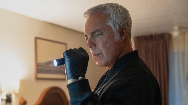 Maurice ‘Mo” Bassi (Stephen A. Chang) and Harry Bosch (Titus Welliver) in BOSCH: LEGACY 
