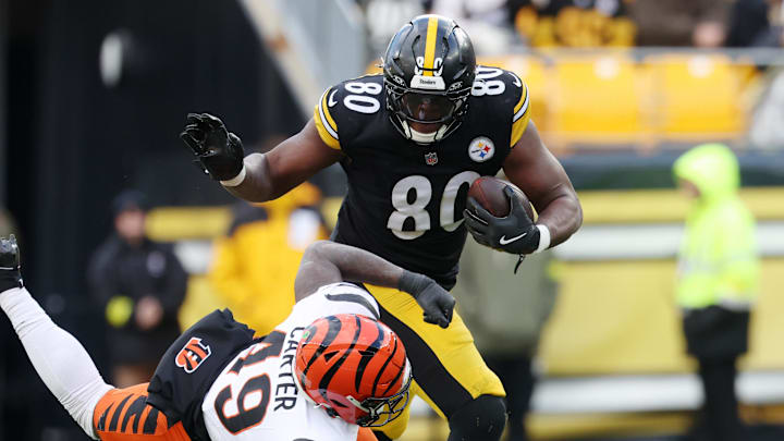 Nov 16, 2025; Pittsburgh, Pennsylvania, USA; Pittsburgh Steelers tight end Darnell Washington (80) runs with the ball against Cincinnati Bengals linebacker Barrett Carter (49) during the first half at Acrisure Stadium. Mandatory Credit: Charles LeClaire-Imagn Images Nov 16, 2025; Pittsburgh, Pennsylvania, USA; Pittsburgh Steelers tight end Darnell Washington (80) runs with the ball against Cincinnati Bengals linebacker Barrett Carter (49) during the first half at Acrisure Stadium. Mandatory Credit: Charles LeClaire-Imagn Images