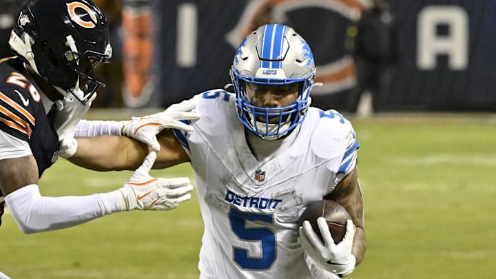 Detroit Lions running back David Montgomery (5) runs with the ball against Chicago Bears cornerback Nahshon Wright (26) 