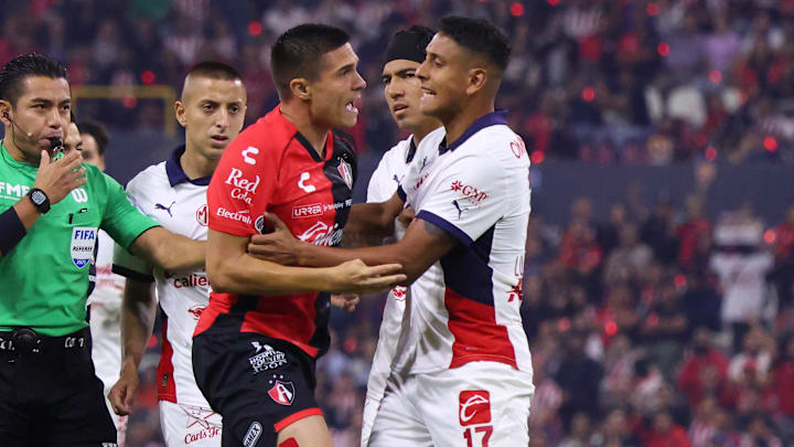 El serbio Uros Djurdjevic y Luis Romo se enfrascan en una discusión El serbio Uros Djurdjevic y Luis Romo se enfrascan en una discusión