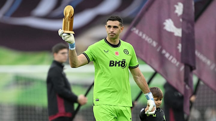 Im Jahr 2023 bekam Emiliano Martinez die Yashin-Trophäe überreicht