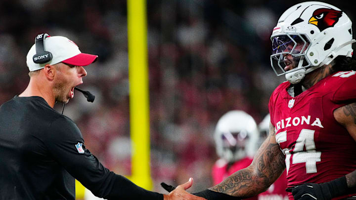 Cardinals head coach Jonathan Gannon high-fives edge rusher Xavier Thomas (54) during a preseason game against the Raiders at State Farm Stadium in Glendale on Aug. 23, 2025.