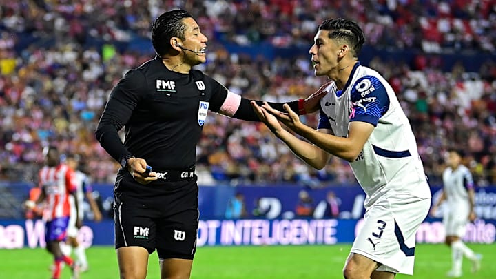 Gerardo Arteaga le reclama al árbitro Víctor Cáceres