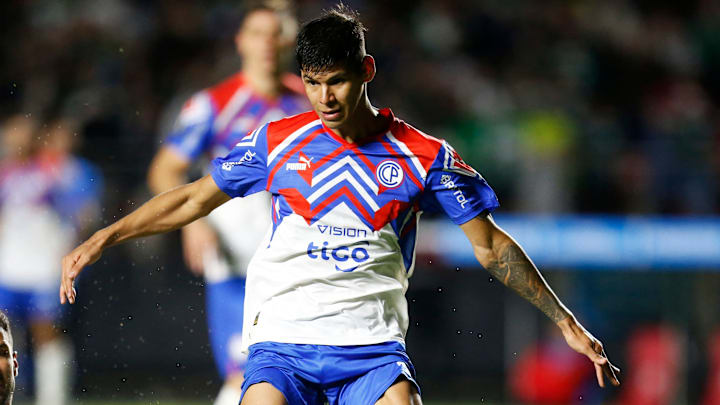 Toluca se le adelantó a Cruz Azul al hacerse con los servicios del delantero paraguayo Robert Morales de Cerro Porteño.