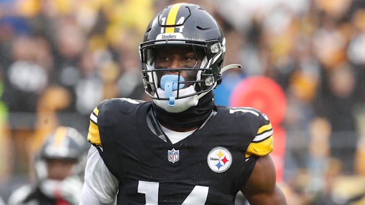 Oct 29, 2023; Pittsburgh, Pennsylvania, USA; Pittsburgh Steelers wide receiver George Pickens (14) runs to score a touchdown on a pass reception against the Jacksonville Jaguars during the third quarter at Acrisure Stadium. Jacksonville won 20-10. Mandatory Credit: Charles LeClaire-Imagn Images Oct 29, 2023; Pittsburgh, Pennsylvania, USA; Pittsburgh Steelers wide receiver George Pickens (14) runs to score a touchdown on a pass reception against the Jacksonville Jaguars during the third quarter at Acrisure Stadium. Jacksonville won 20-10. Mandatory Credit: Charles LeClaire-Imagn Images