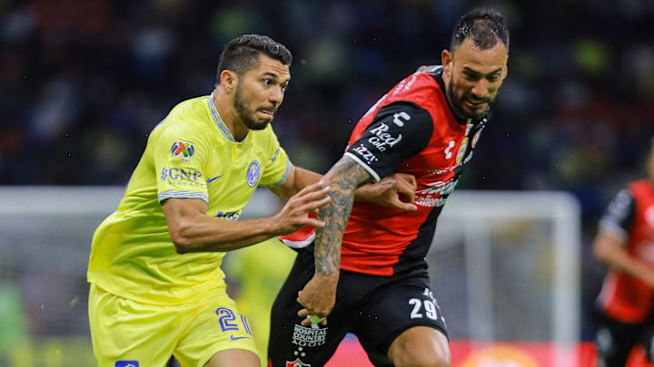 Henry Martín del América y el argentino Emanuel Aguilera de Atlas (hoy en el Tigre de Argentina) durante el Apertura 2022.