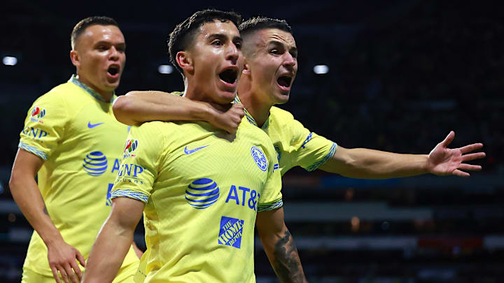 El uruguayo Jonathan Rodríguez, Alejandro Zendejas y el español Álvaro Fidalgo celebran uno de los tantos sobre Tigres.