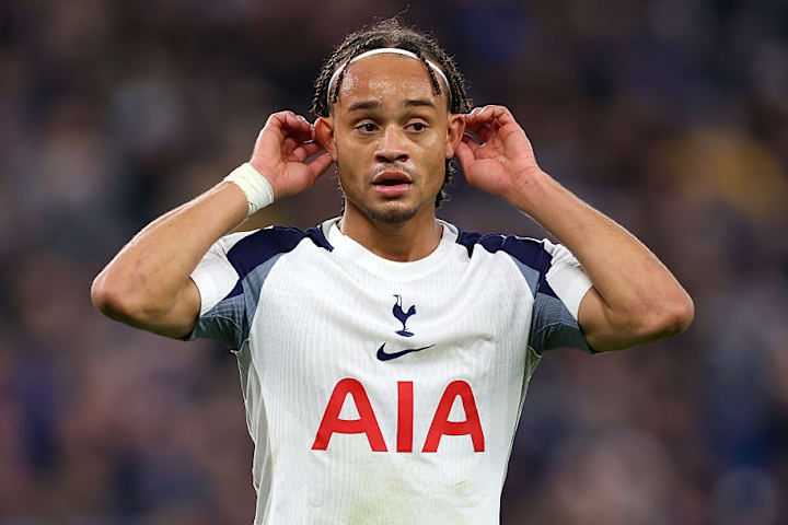 热刺中场哈维·西蒙