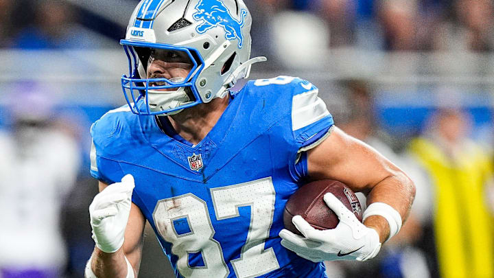 Detroit Lions tight end Sam LaPorta (87) makes a catch against Minnesota Vikings 