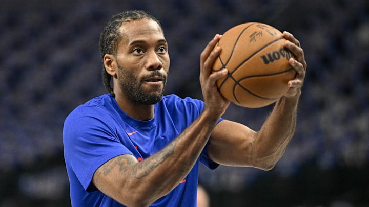 Los Angeles Clippers forward Kawhi Leonard warms up before game.