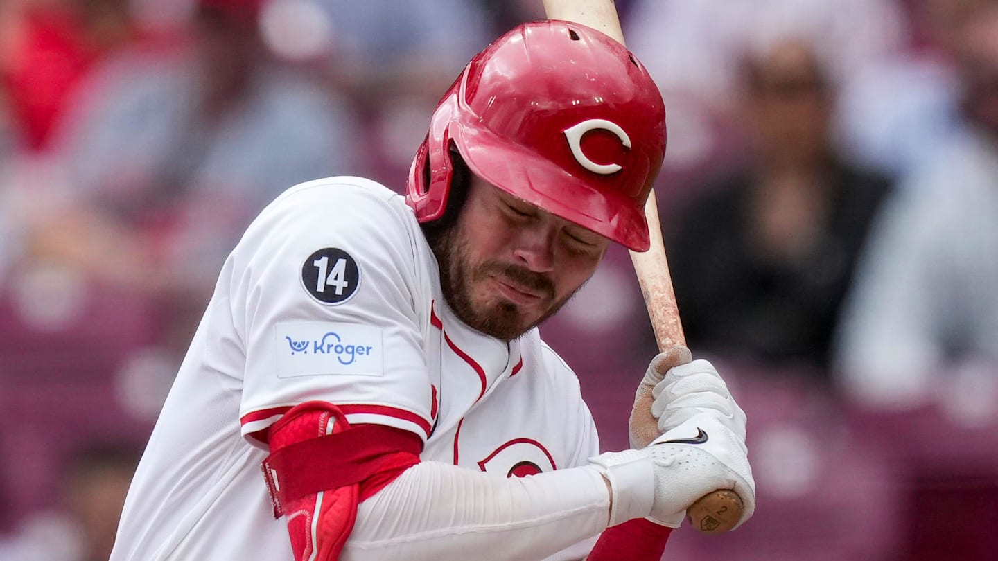Reds still dodging the uniform that triggered fan outrage this spring