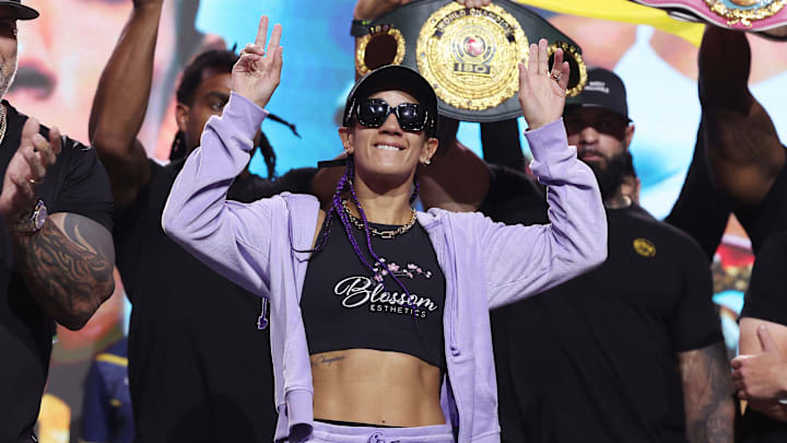Amanda Serrano luciendo unos lentes oscuros, debido al problema que tuvo en uno de sus ojos