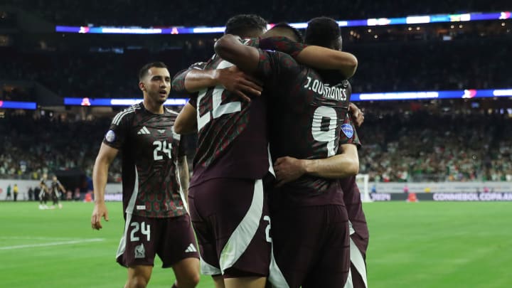 Gerardo Arteaga es felicitado por el resto de sus compañeros