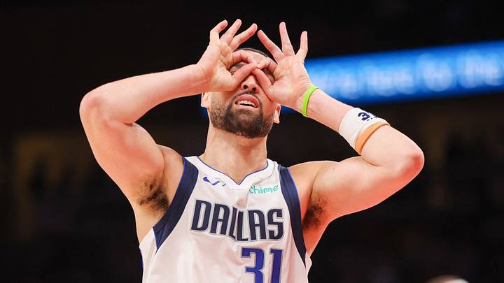 Mar 10, 2026; Atlanta, Georgia, USA; Dallas Mavericks guard Klay Thompson (31) reacts after making a three-point basket against the Atlanta Hawks in the fourth quarter at State Farm Arena. Mandatory Credit: Brett Davis-Imagn Images