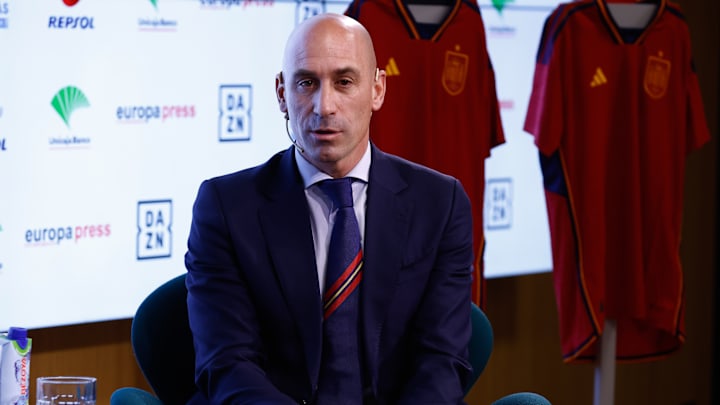 Luis Rubiales debió salir a pedir disculpas luego de besar a Jenni Hermoso, la máxima goleadora de la selección española de fútbol 