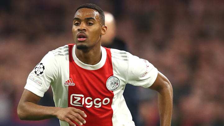 Der FC Bayern hat einen neuen Konkurrenten im Kampf um Gravenberch Der FC Bayern hat einen neuen Konkurrenten im Kampf um Gravenberch