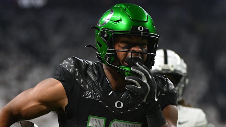 Dec 7, 2024; Indianapolis, IN, USA; Oregon Ducks tight end Kenyon Sadiq (18) runs for a touchdown during the first quarter against the Penn State Nittany Lions in the 2024 Big Ten Championship game at Lucas Oil Stadium. Mandatory Credit: Robert Goddin-Imagn Images Dec 7, 2024; Indianapolis, IN, USA; Oregon Ducks tight end Kenyon Sadiq (18) runs for a touchdown during the first quarter against the Penn State Nittany Lions in the 2024 Big Ten Championship game at Lucas Oil Stadium. Mandatory Credit: Robert Goddin-Imagn Images