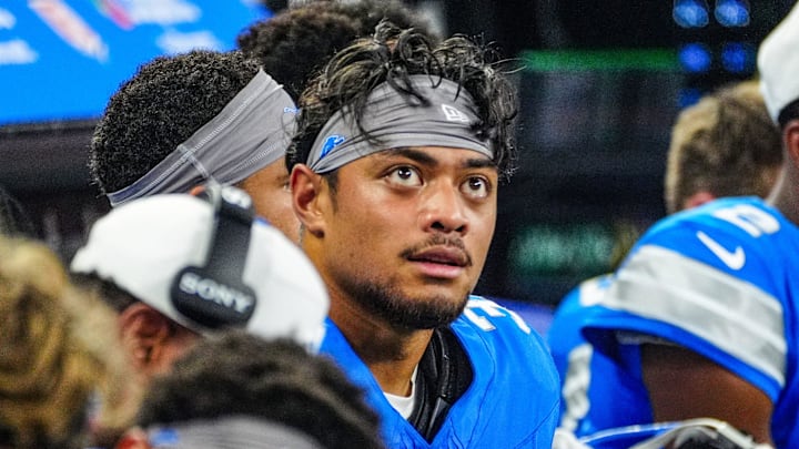 Detroit Lions running back Sione Vaki looks at the big screen during the first quarter of the preseason game at Ford Field in Detroit, Saturday, Aug. 16, 2025.