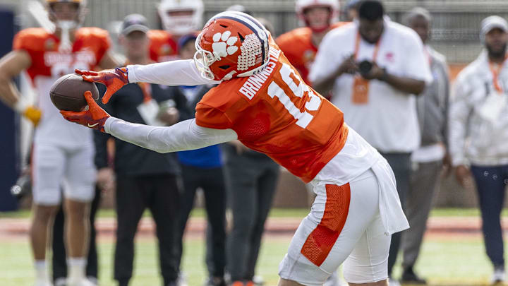Jan 29, 2025; Mobile, AL, USA; American team tight end Jake Briningstool of Clemson (19) grabs pass during Senior Bowl practice for the American team at Hancock Whitney Stadium. Jan 29, 2025; Mobile, AL, USA; American team tight end Jake Briningstool of Clemson (19) grabs pass during Senior Bowl practice for the American team at Hancock Whitney Stadium.