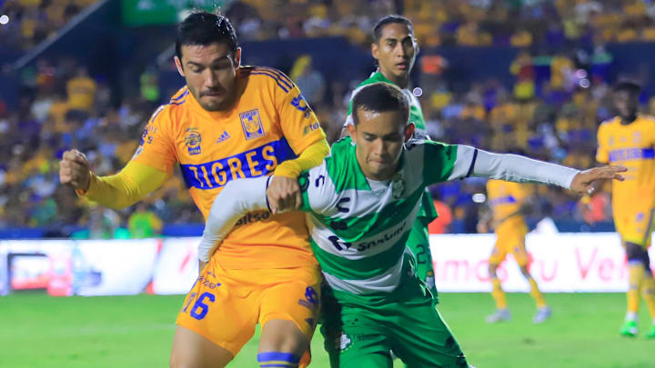 Juan Vigón de Tigres y Ronaldo Prieto de Santos Laguna durante el Apertura 2022 de la Liga MX. Juan Vigón de Tigres y Ronaldo Prieto de Santos Laguna durante el Apertura 2022 de la Liga MX.