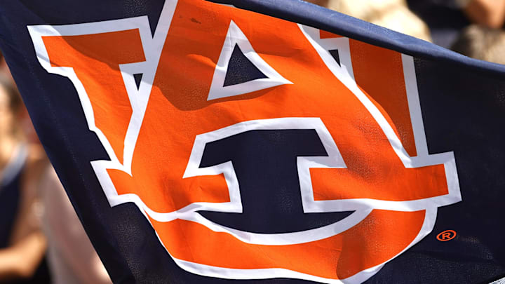 Auburn is in the hunt for an offensive lineman recruit